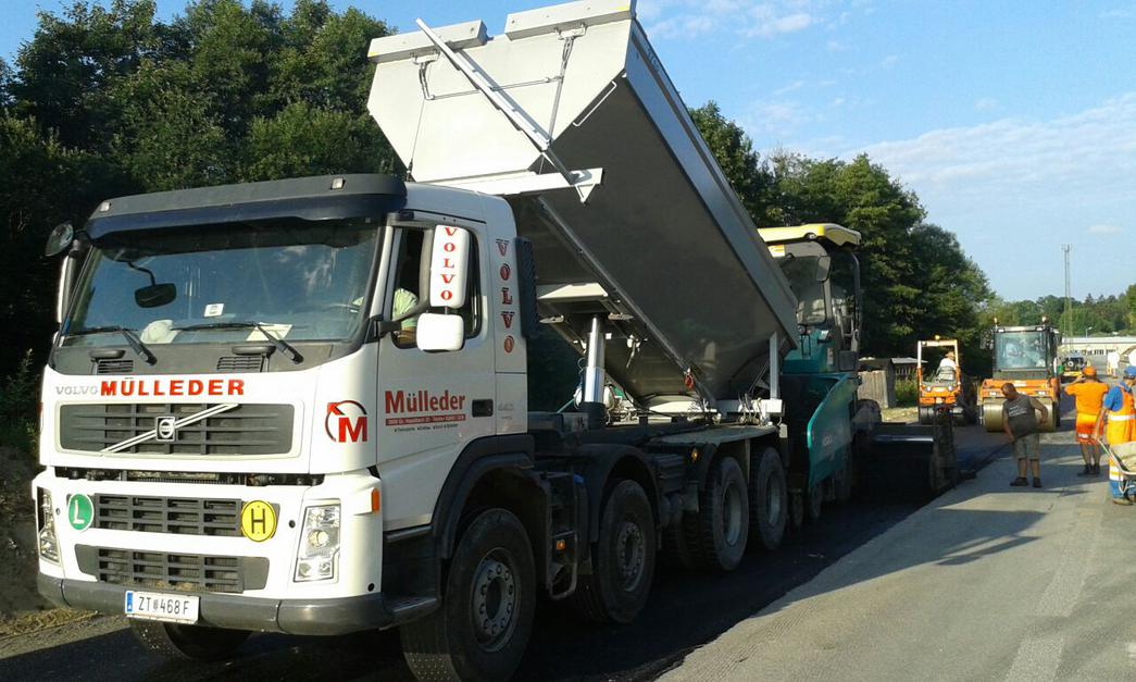 Volvo FM mit Mulde für Heißmischgut